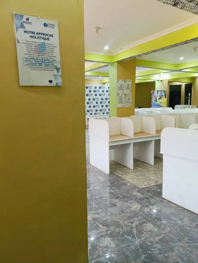 Entrée de l'espace de coworking, avec les postes de travail individuels en arrière-plan.